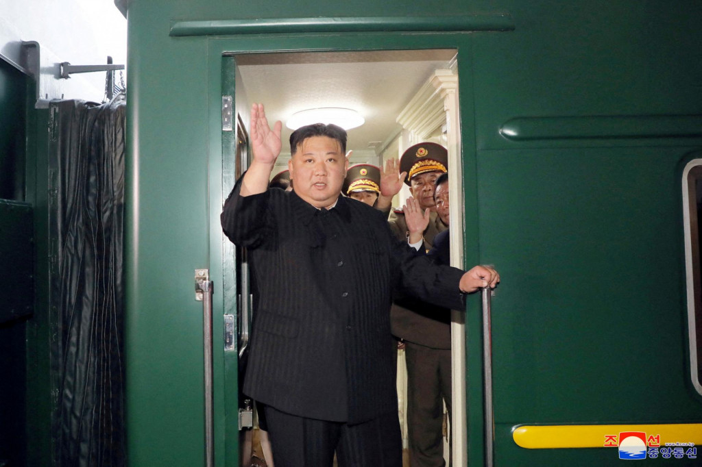 Kim Čong-un máva zo súkromného vlaku, keď odchádza z Pchjongjangu v Severnej Kórei na návštevu Ruska. FOTO: Reuters