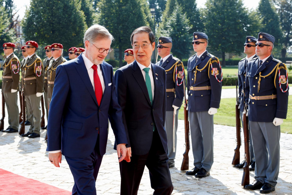Český premiér Petr Fiala a juhokórejský premiér Han Duck-soo. FOTO: Reuters