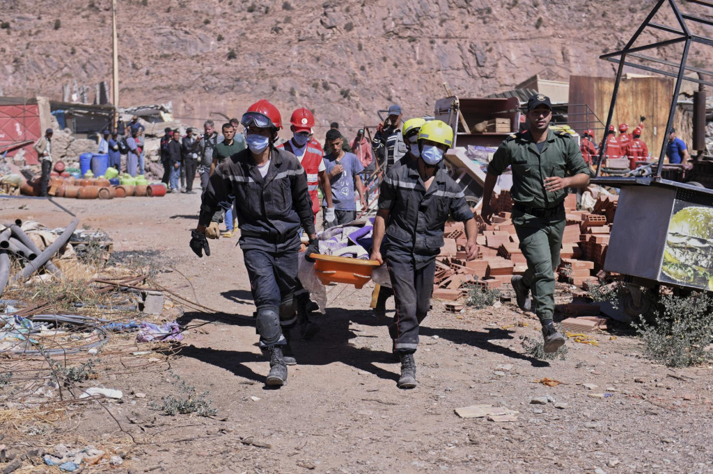 Záchranári nesú telo obete zemetrasenia v postihnutej oblasti Talat N‘Yaaqoub v Maroku. FOTO: TASR/AP