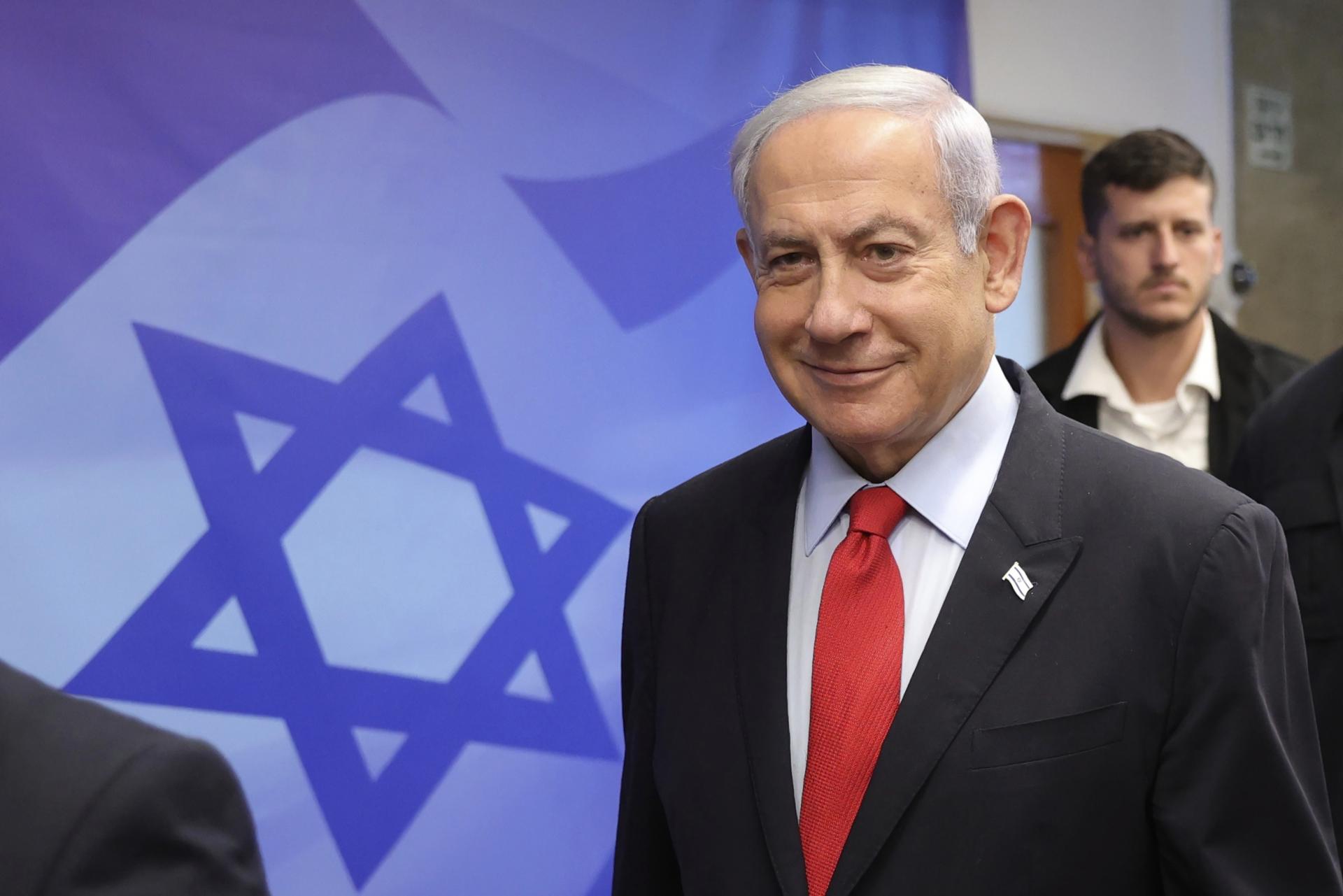 Netanjahu poprel správu o dodávke zbraní pre Palestínčanov. Izraelská vláda im mala odovzdať útočné pušky
