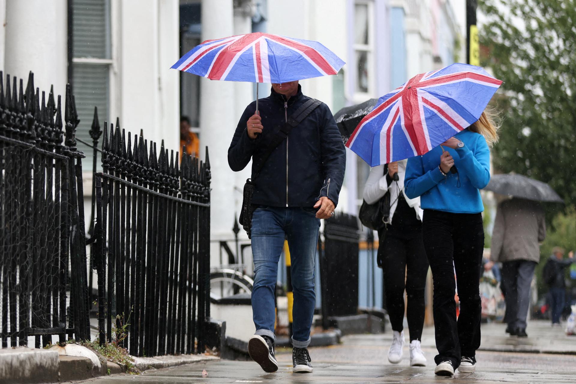 Britská ekonomika sa v júli zmenšila o pol percenta, k poklesu prispeli štrajky aj dažde