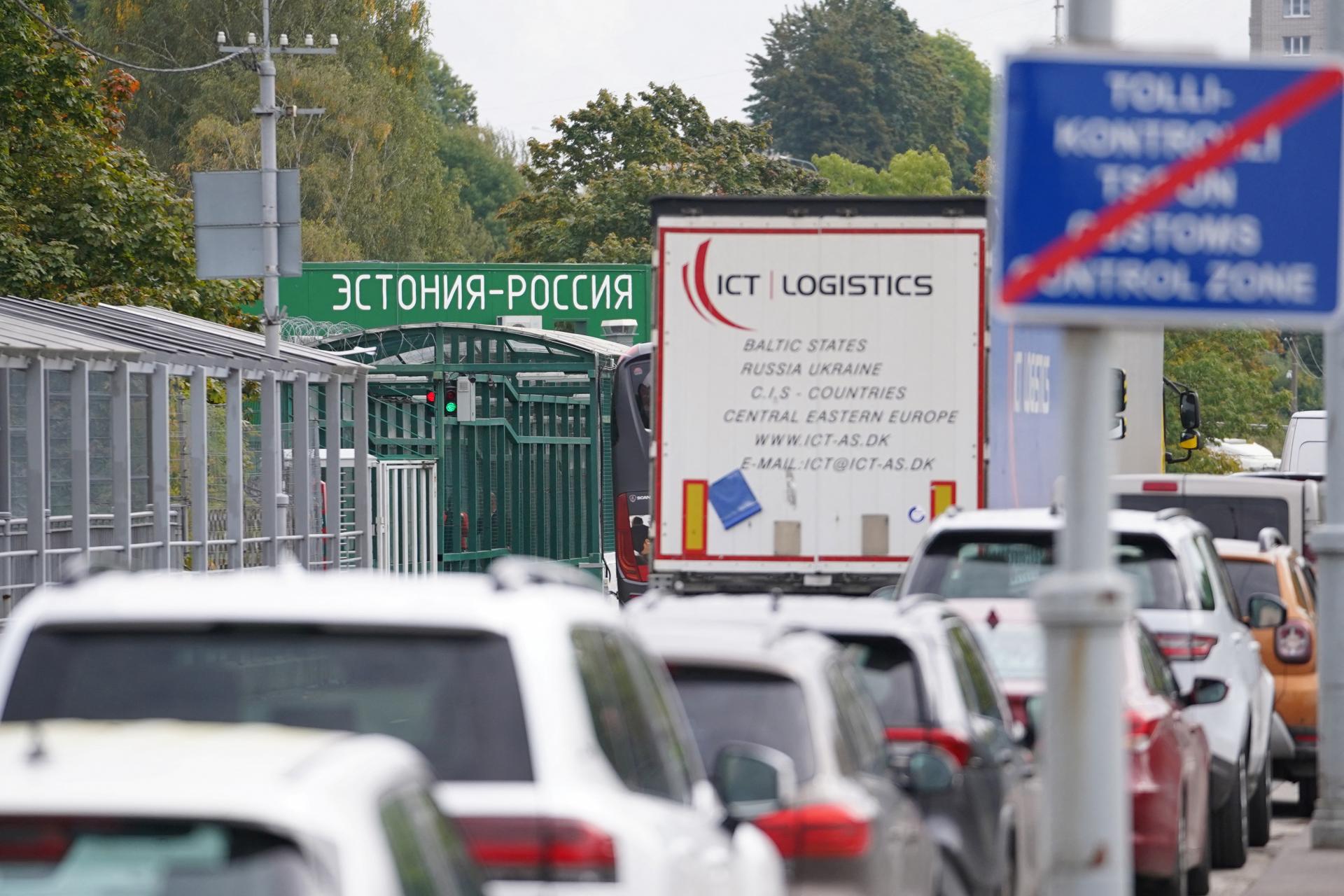 Pobaltské štáty zakázali vjazd ruským autám. Rasizmus, reaguje Kremeľ