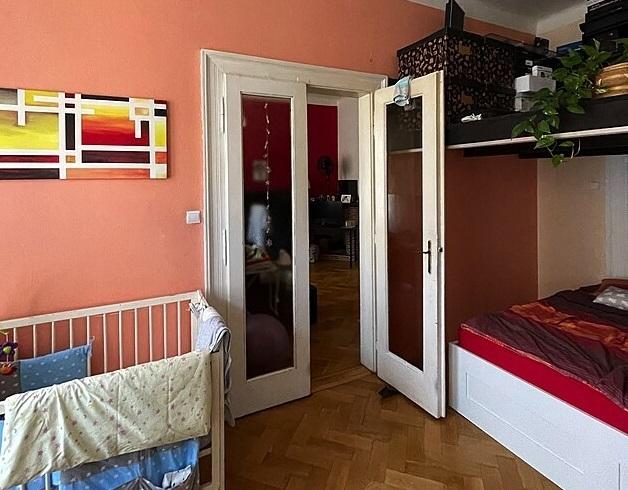 Zo starého bytu na Vinohradoch je moderný byt s čistým dizajnom. Premena pred a po vás nadchne