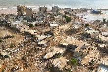 Na snímke bahno a materiálne škody, ktoré spôsobili záplavy v dôsledku búrky Daniel v líbyjskom prístavnom meste Derna.