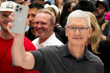 Šéf Applu Tim Cook drží v rukách nový iPhone 15 Pro počas včerajšej udalosti s názvom Wonderlust.