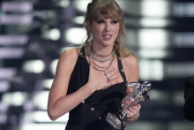 Americká speváčka Taylor Swiftová si prevzala víťaznú cenu v kategórii Video roka za titul Anti-Hero na 40. ročníku odovzdávania MTV Video Music Awards 2023. FOTO: TASR/AP