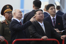 Ruský prezident Vladimir Putin a severokórejský líder Kim Čong-un si prezerajú odpaľovaciu rampu počas ich stretnutia na kozmodróme Vostočnyj v Amurskej oblasti na ruskom Ďalekom východe. FOTO TASR/AP