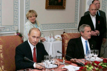 Ruský prezident Vladimír Putin sa dňa 19. júla 2006 zúčastnil pracovnej večere spolu s americkým prezidentom Goergom Bushom mladším v Petrohrade, Jevgenij Prigožin – „Putinov kuchár“, stojí za nimi. FOTO: Profimedia