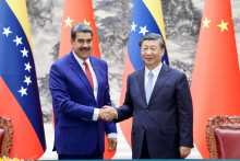Čínsky prezident Si Ťin-pching (vpravo) a venezuelský prezident Nicolás Maduro. FOTO: TASR/Sin-chua
