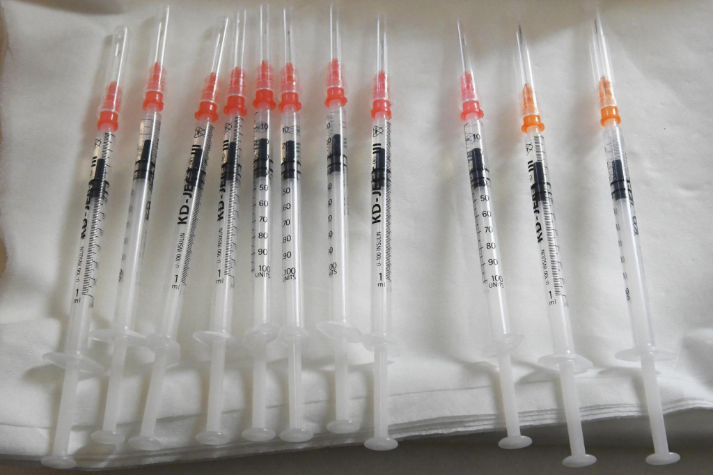 Na snímke pripravené vakcíny proti covidu-19. FOTO: TASR/M. Kapusta