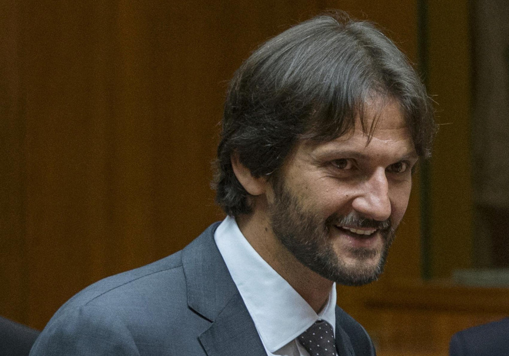 Bývalý minister vnútra Robert Kaliňák vie použiť aj úsmev (na snímke) aj päste. FOTO: Reuters