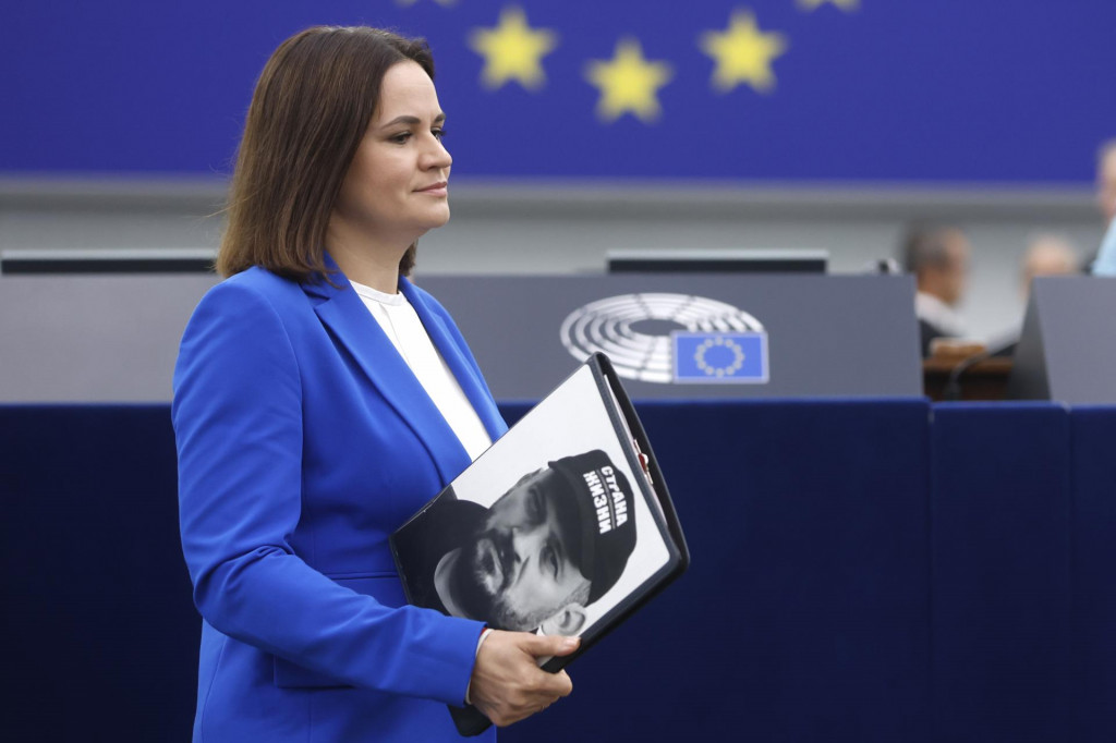 Líderka exilovej opozície Sviatlana Cichanovská drží materiály s portrétom svojho manžela Sergeja Cichanovského na plenárnom zasadnutí Európskeho parlamentu. FOTO: TASR/AP