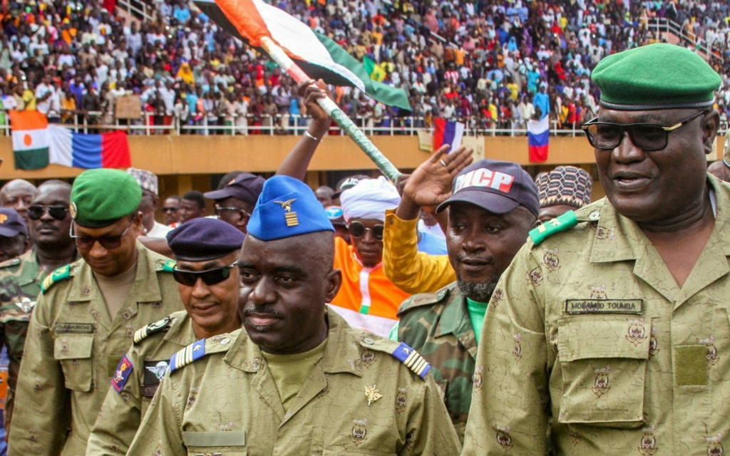 Členovia nigerskej vojenskej junty, ktorá zorganizovala prevrat, sa zúčastnili na zhromaždení v Niamey. FOTO: Reuters