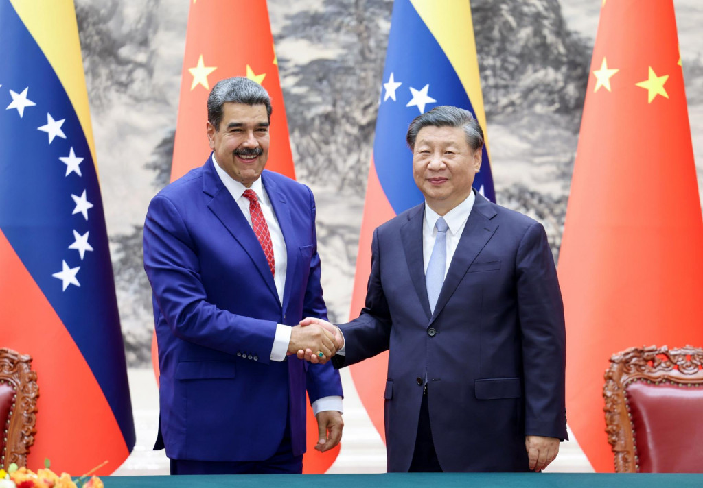 Čínsky prezident Si Ťin-pching (vpravo) a venezuelský prezident Nicolás Maduro. FOTO: TASR/Sin-chua
