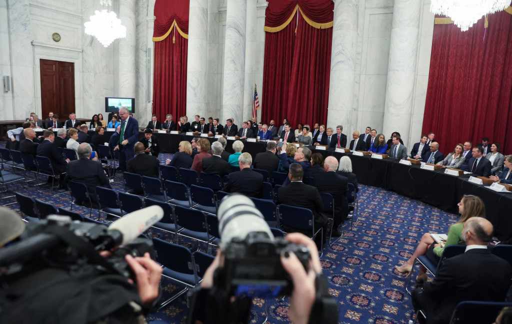 Poprední americkí technologickí lídri hovoria o umelej inteligencii pre všetkých amerických senátorov v Kapitole USA vo Washingtone. FOTO: Reuters
