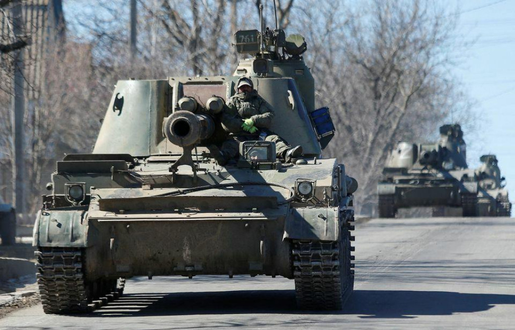 Príslušníci proruských jednotiek na obrnených vozidlách počas ukrajinsko-ruského konfliktu v meste Dokučajivsk v Doneckej oblasti na Ukrajine 28. marca 2022. FOTO: Reuters