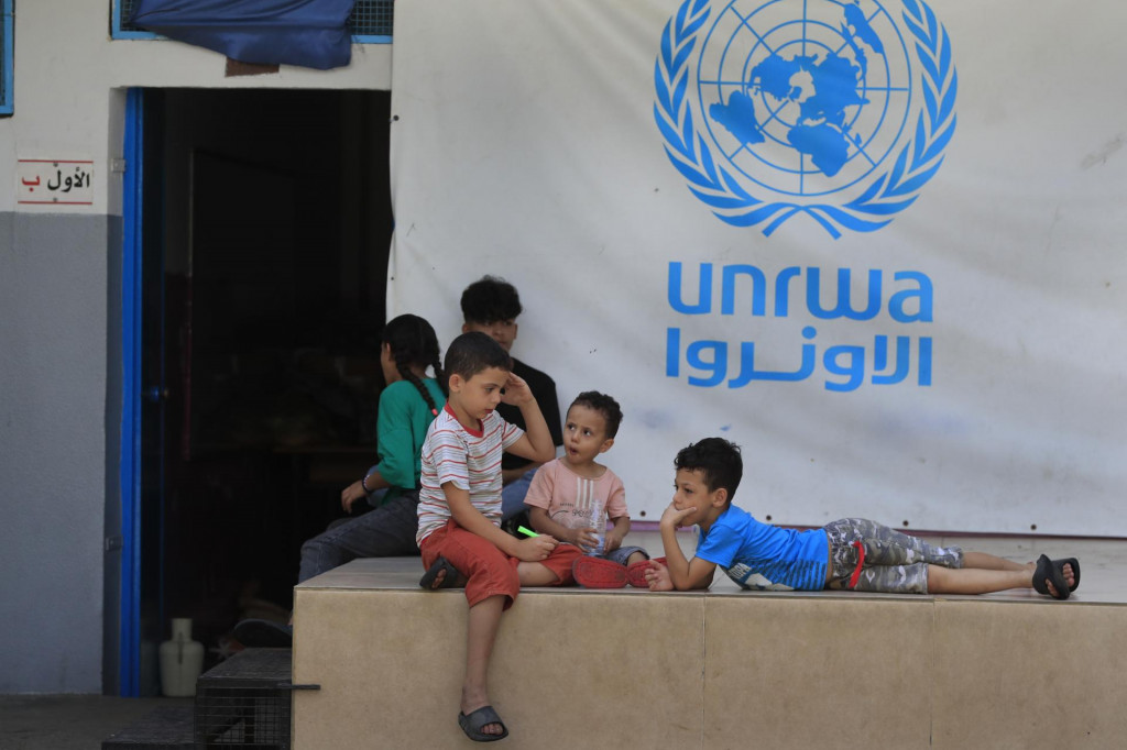 Palestínske deti, ktoré utiekli so svojimi rodičmi zo svojich domovov, sú na dvore školy v najväčšom palestínskom utečeneckom tábore v Libanone v južnom prístavnom meste Sidón. FOTO: TASR/AP