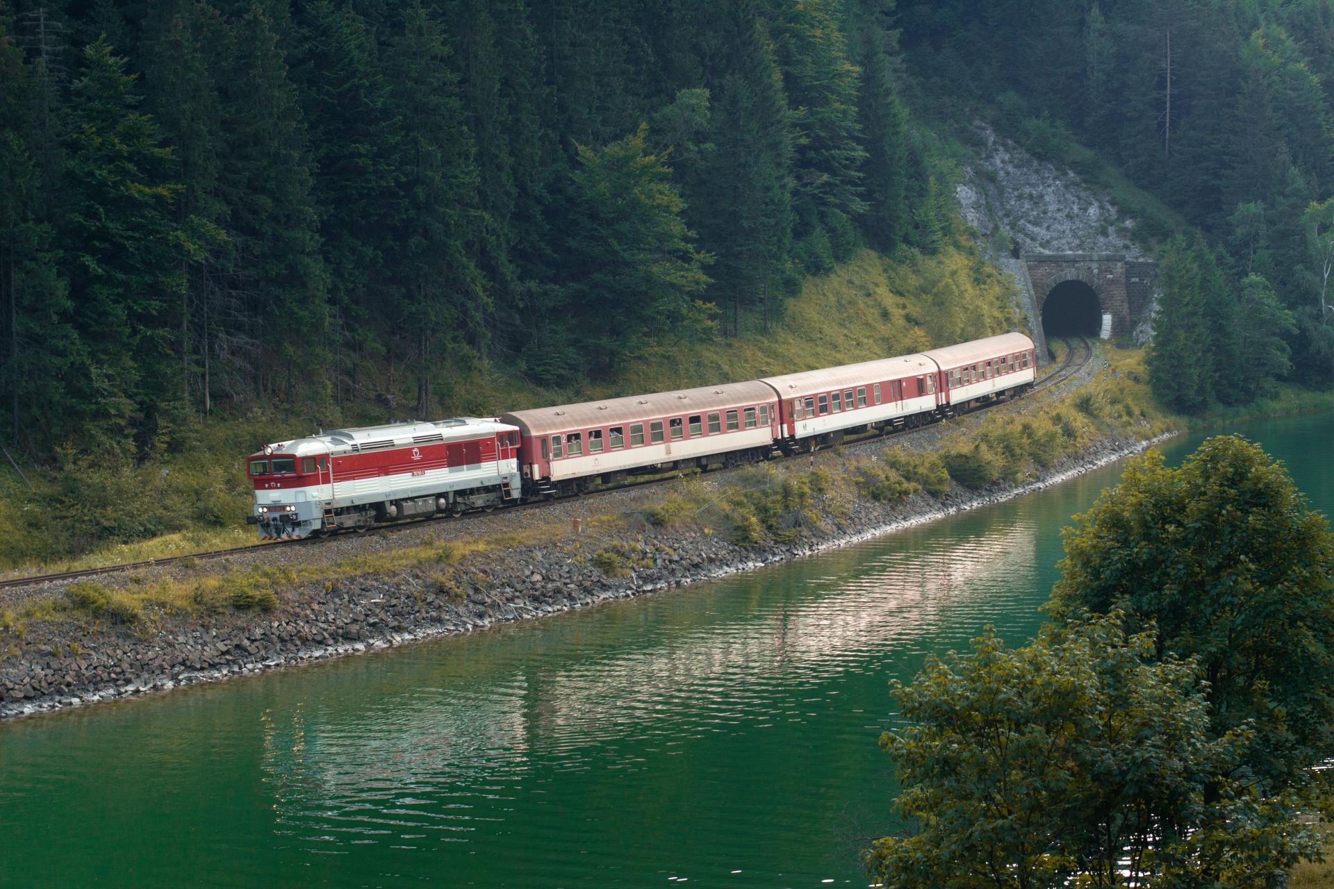 Cestovaním vlakom ušetrili v minulom roku Slováci pol milióna ton oxidu uhličitého, železnice šetria aj miesto