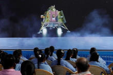 Ľudia v Indii pozorujú živé vysielanie pristátia kozmickej lode Chandrayaan-3 na mesiaci. FOTO: REUTERS