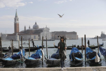 Turistka sa fotí na Námestí sv. Marka v Benátkach. Predstavitelia talianskeho mesta Benátky v utorok 12. septembra 2023 schválili skúšobný poplatok päť eur pre jednodňových turistov v preplnenom historickom centre. FOTO: TASR/AP