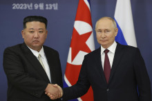 Ruský prezident Vladimir Putin (vpravo) a severokórejský líder Kim Čong-un si podávajú ruky počas ich stretnutia na kozmodróme Vostočnyj v Amurskej oblasti na ruskom Ďalekom východe 13. septembra 2023. FOTO: TASR
