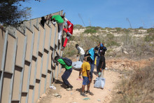 Migranti utekajúci zo stanovišťa na ostrove Lampedusa, Taliansko. FOTO: REUTERS