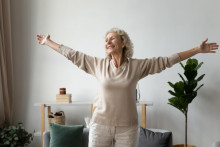 Ženy v strednom veku zažívajú napriek ozvenám zo spoločnosti spokojnosť aj bez partnera. (Ilustračná fotografia, HN magazín) SNÍMKA: Shutterstock