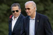Americký prezident Joe Biden (vpravo) a jeho syn Hunter Biden. FOTO: TASR/AP