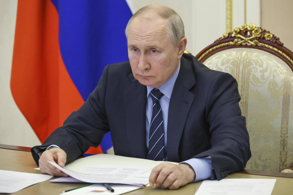 Ruský prezident Vladimir Putin na zasadnutí vládneho kabinetu prostredníctvom videokonferencie v Kremli v Moskve dňa 16. augusta 2023. FOTO: TASR
