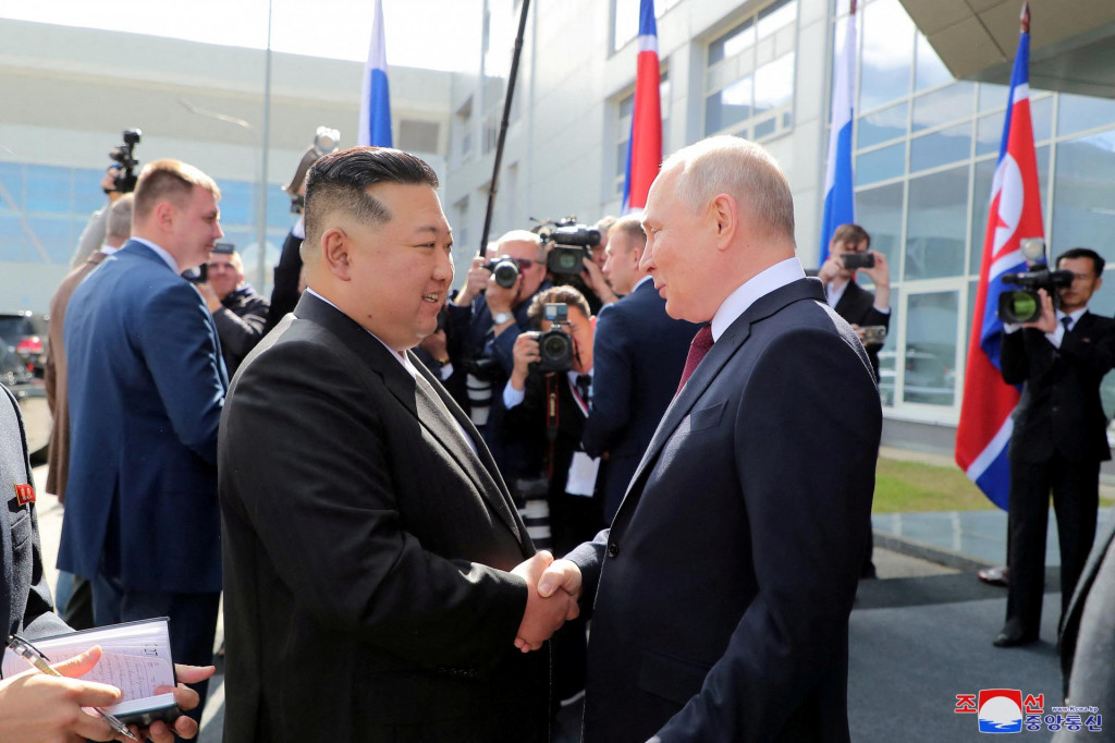 Severokórejský vodca Kim Čong-un sa stretáva s ruským prezidentom Vladimirom Putinom. FOTO: Reuters