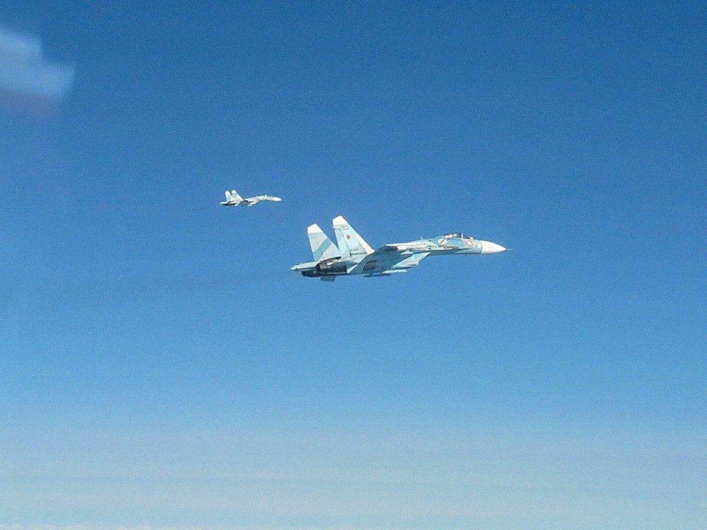 Ruské stíhačky Su-27 zachytené britskými stíhačmi nad Baltikom. FOTO: RAF