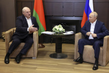 Ruský prezident Vladimir Putin (vpravo) a bieloruský prezident Alexandr Lukašenko počas stretnutia v Soči. FOTO: TASR/AP