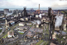 Areál britských oceliarní Tata Steel 15. septembra 2023 v anglickom Port Talbote. FOTO: TASR/AP