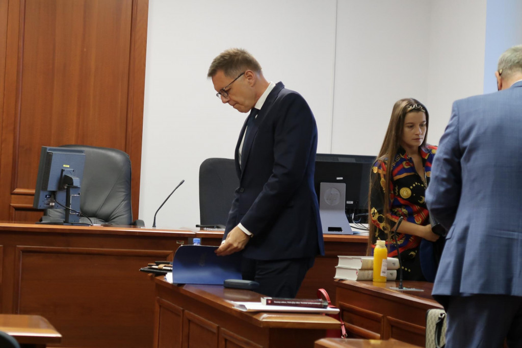 Guvernér Národnej banky Slovenska a exminister financií Peter Kažimír stojí v súdnej sieni na Špecializovanom trestnom súde. FOTO: TASR/Ondrej Hercegh