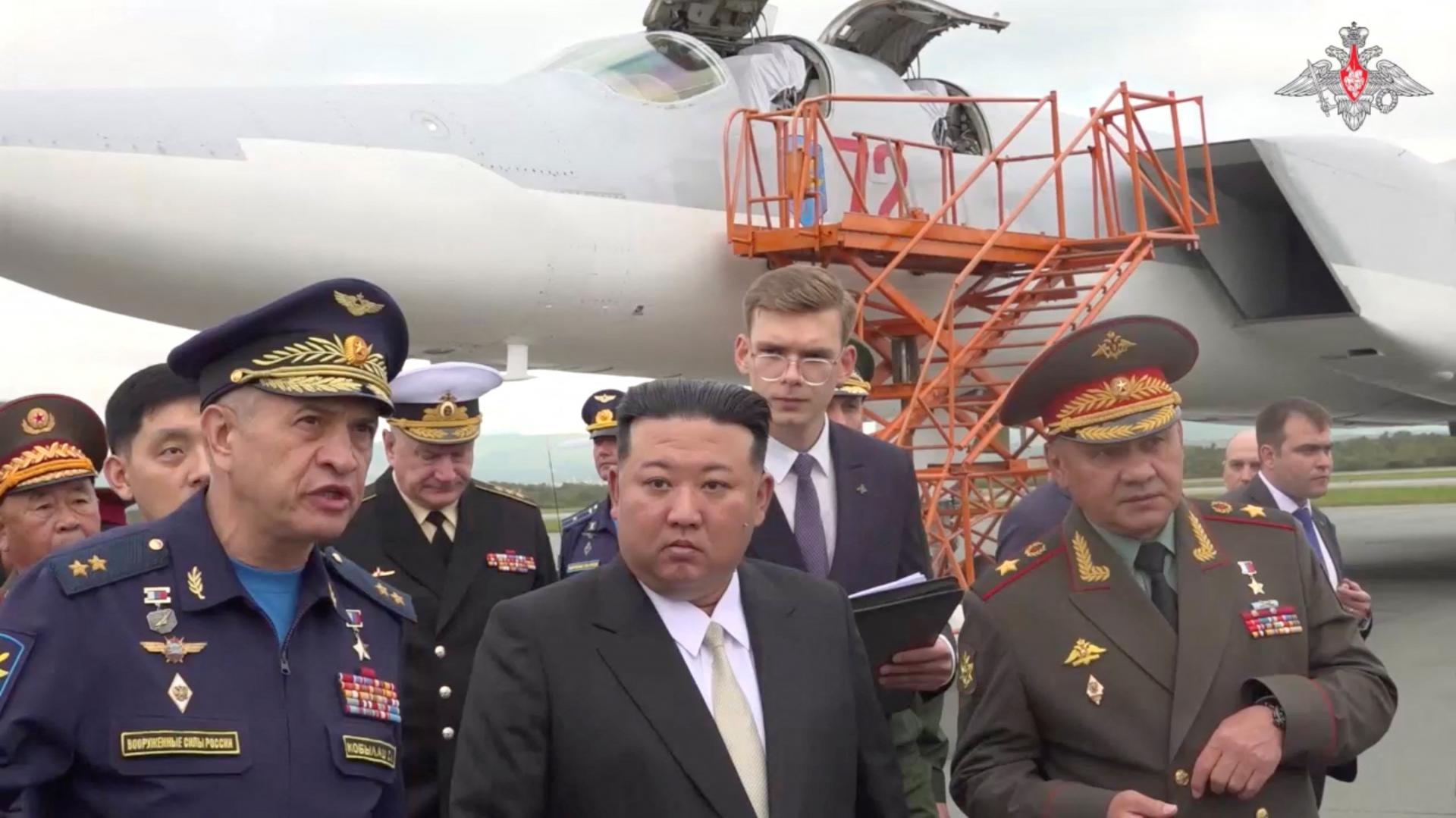 Ruské bombardéry i nadzvukové strely. Kim si vo Vladivostoku prezrel vojenské vybavenie