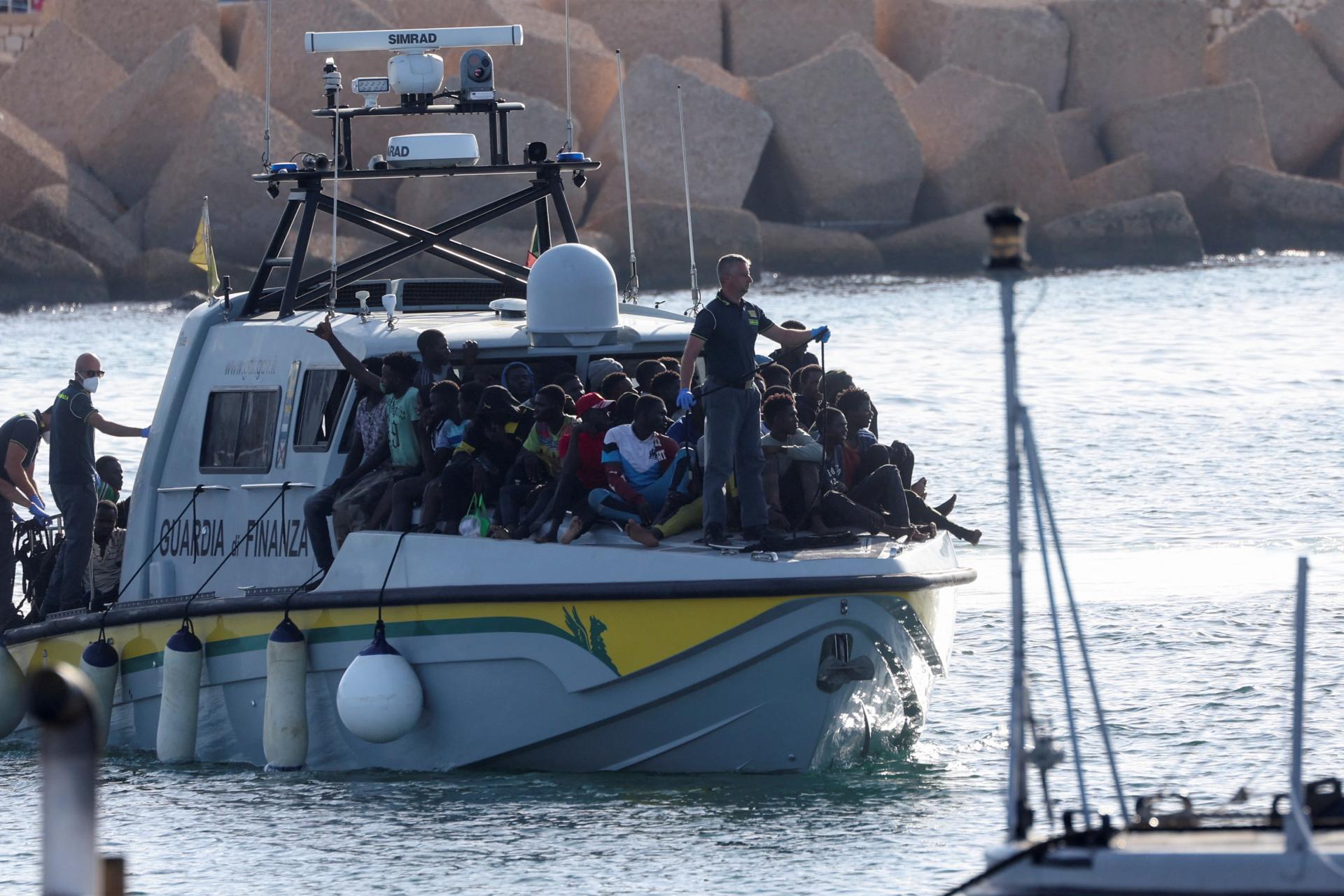 Talianska pobrežná stráž našla na palube lode s migrantmi mŕtveho novorodenca