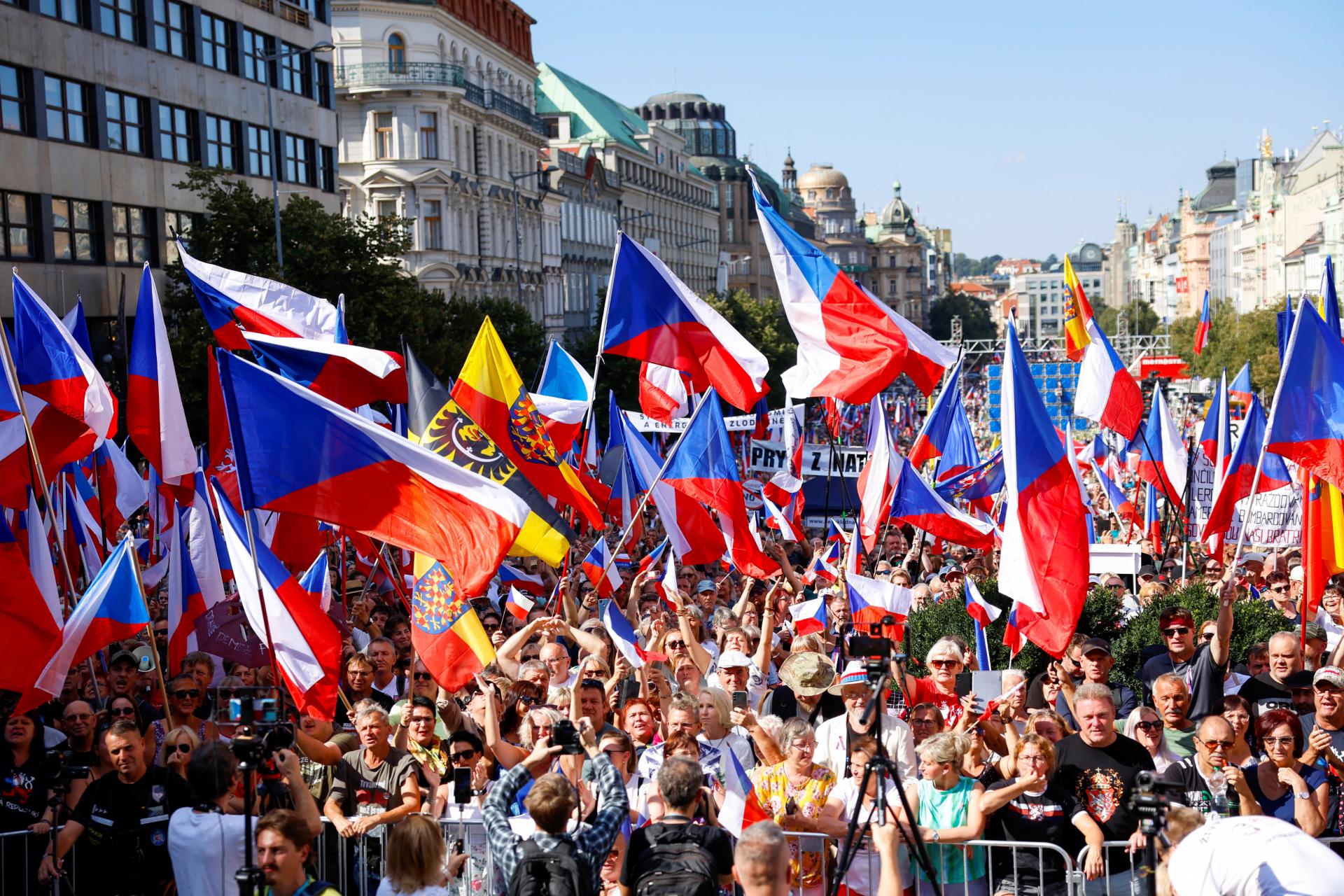 Václavské námestie v Prahe zaplnili tisícky protestujúcich, žiadajú demisiu vlády