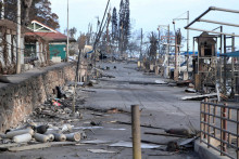 Pohľad na spálené trosky po lesných požiaroch, ktoré zdevastovali historické mesto Lahaina. FOTO: Reuters