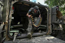 Dopyt po zbraniach zo strany krajín NATO narástol v čase, keď spojenci začali poskytovať armádnu pomoc Ukrajine. FOTO: Reuters
