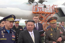 Ruský minister obrany Sergej Šojgu Kimovi v okolí mesta Vladivostok predviedol bombardéry schopné niesť jadrové zbrane. FOTO: Reuters