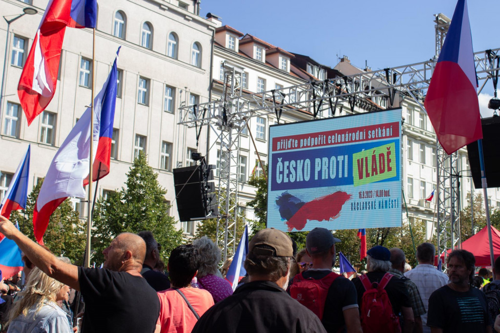 Demonštranti na proteste Česko proti vláde na Václavskom námestí v Prahe. FOTO TASR/Barbora Vizváryová