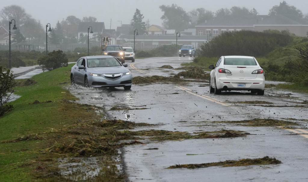 Hurikán Lee sa premenil na posttropickú búrku. FOTO: Reuters