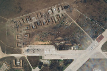 Zničená letecká základňa Saky na Kryme. FOTO: Reuters