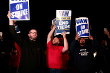 Protestujúci na štrajku zamestnancov troch najväčších amerických automobiliek, ktorý organizuje odborový zväz United Auto Workers. FOTO: Reuters