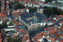 Letecký pohľad na radnicu v Erfurte. FOTO: Reuters