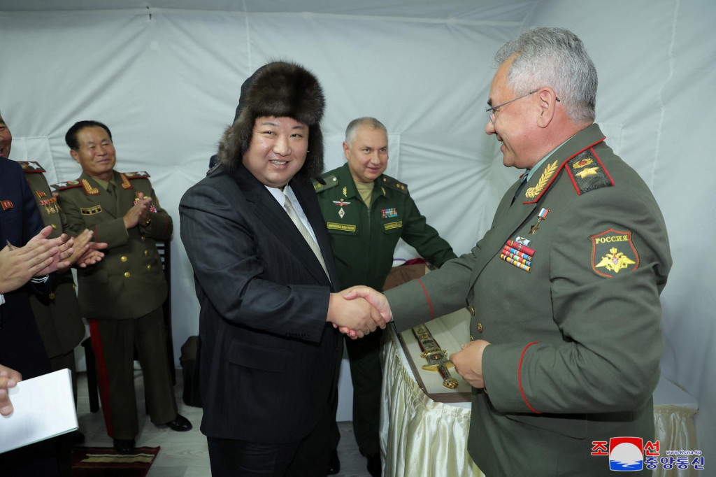 Kim Čong-un a ruský minister obrany Sergej Šojgu. FOTO: Reuters