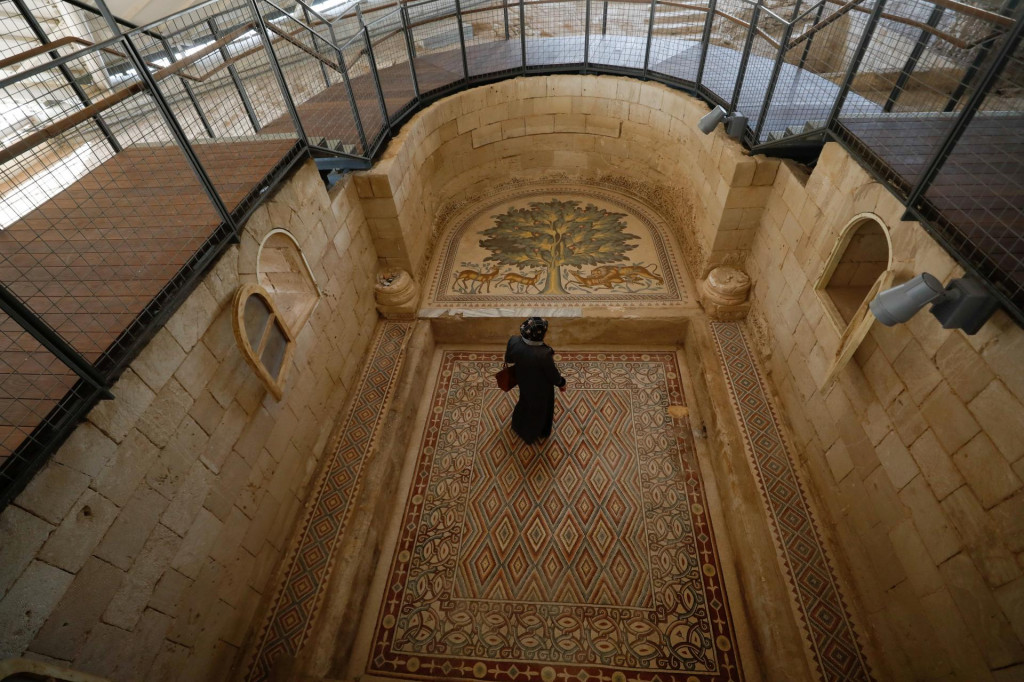 Palestínčan na návšteve Hishamovho paláca, ktorý má jeden z najväčších mozaikových panelov na svete. FOTO: Reuters