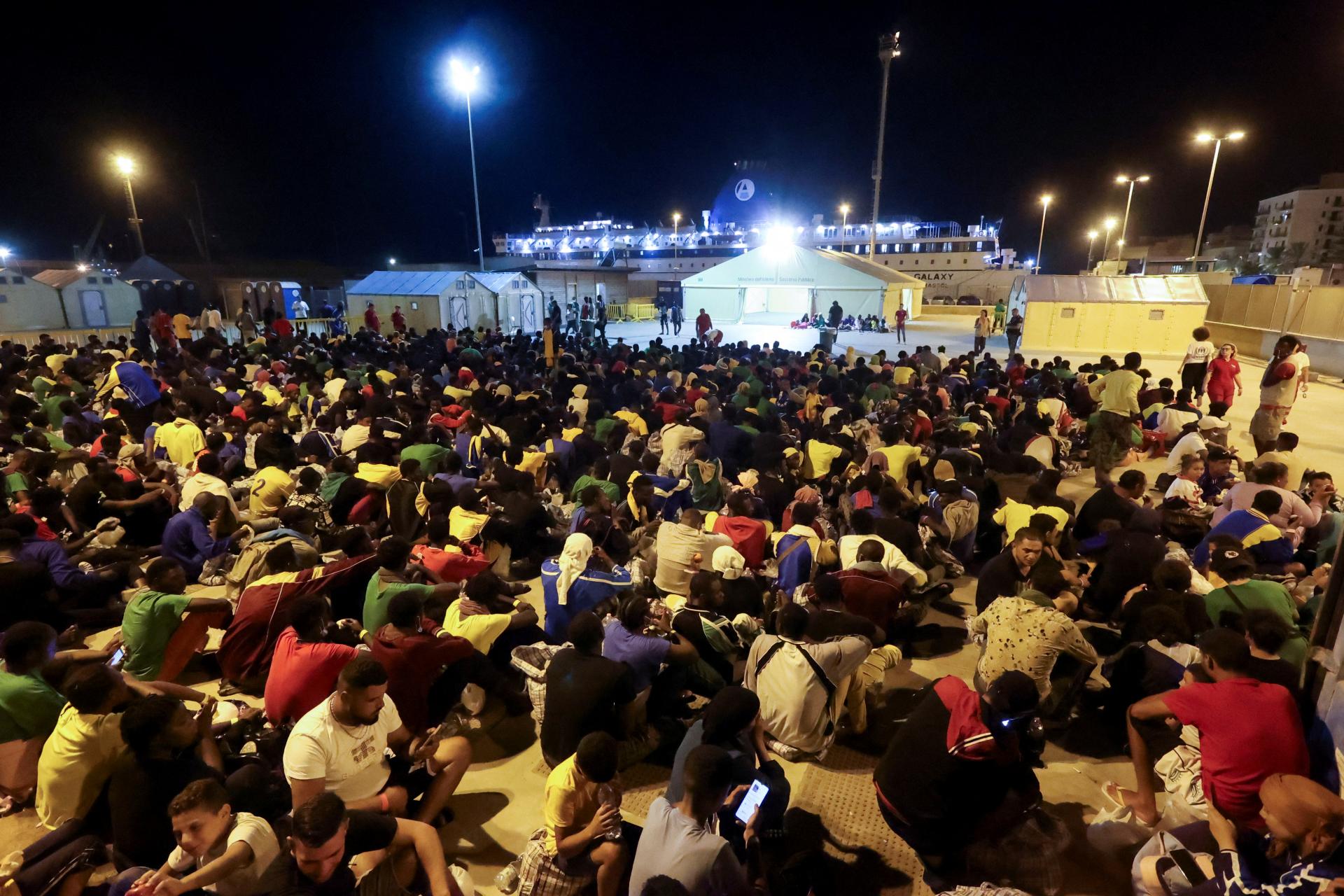 V preplnenom centre pre migrantov na Sicílii vypukol chaos, migranti preliezali zábrany