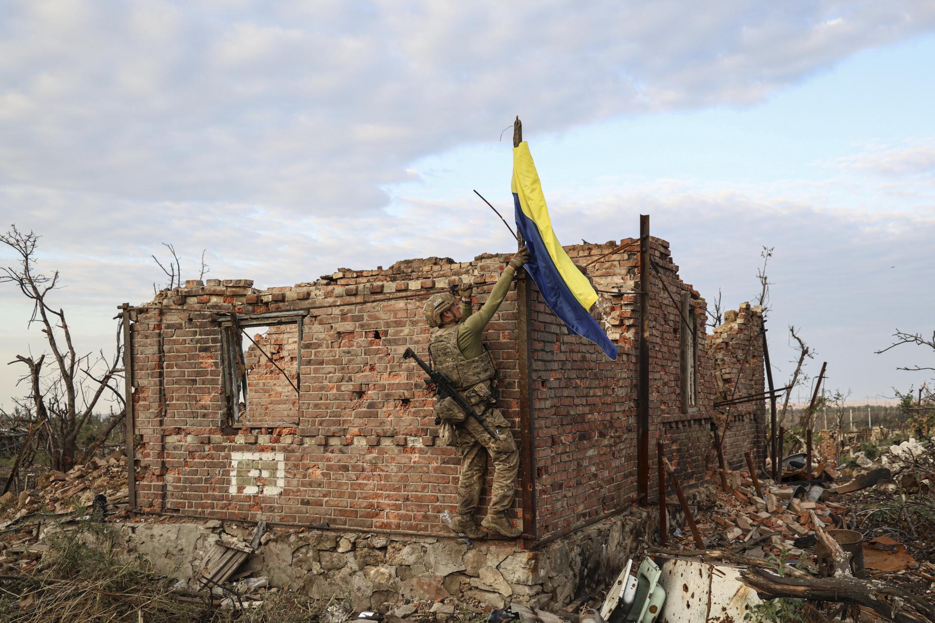 Rusi posielajú všetky zálohy. Ukrajinci podľa generála Syrského prelomili obrannú líniu pri Bachmute