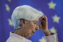 „Kľúčové úrokové sadzby ECB už dosiahli úroveň, ktorá pri dostatočne dlhom zachovaní podstatným spôsobom prispeje k včasnému návratu inflácie na cieľovú úroveň dvoch percent,“ vyhlásila prezidentka ECB Christine Lagardová. FOTO: TASR/AP
